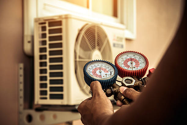 Professional Hvac technician working in Valrico, FL